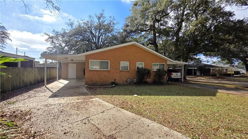 Property Photo: 215 Ave A LA 70037