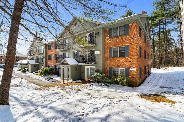 Property Photo: 7 Saint James Place NH 03062