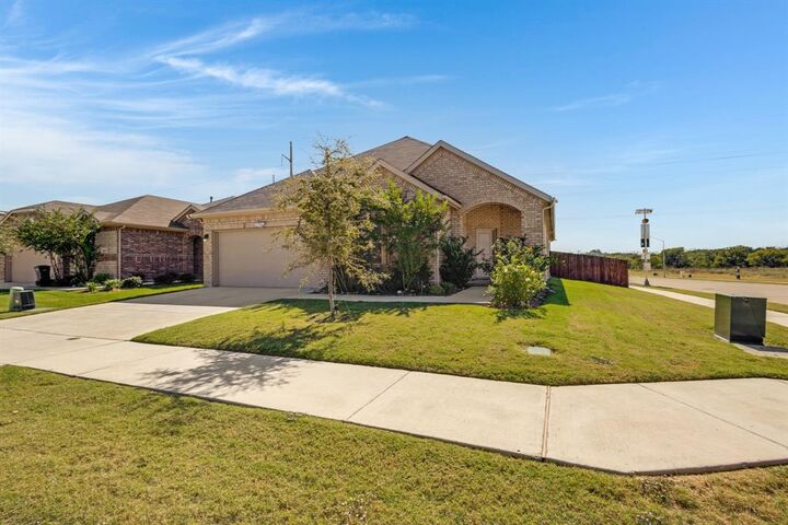 Property Photo: 1000 Kirkham Way TX 76247