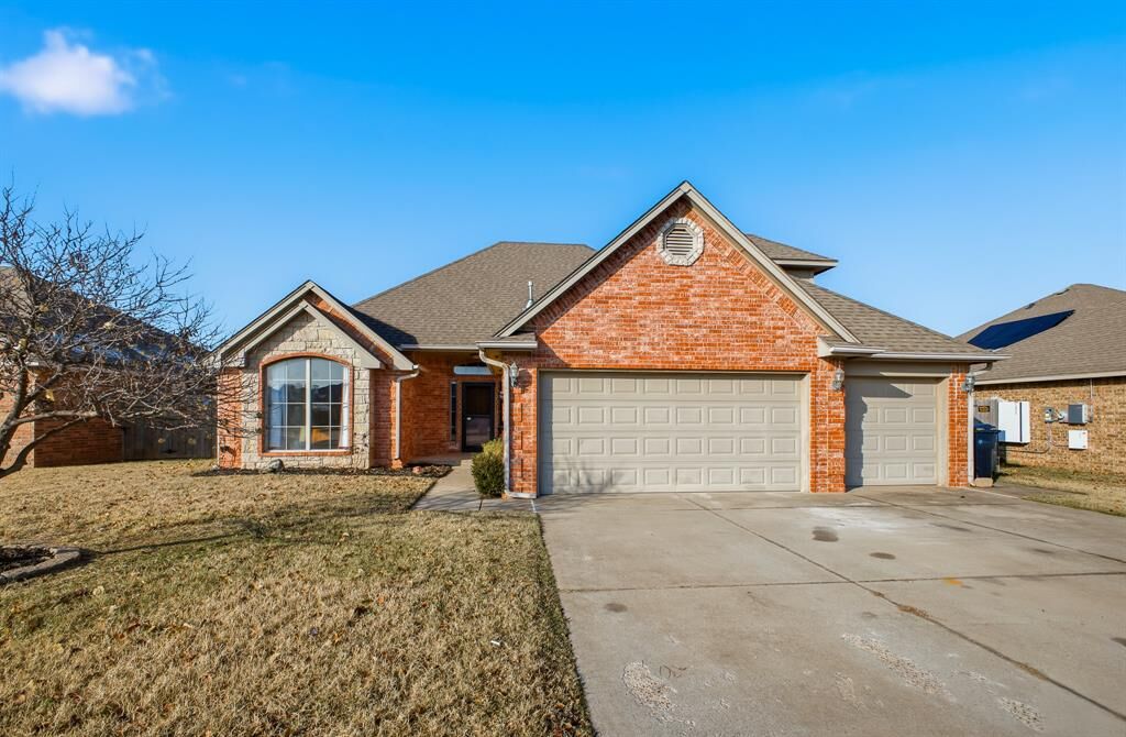 Property Photo:  2001 Breakers West Boulevard  OK 73128 