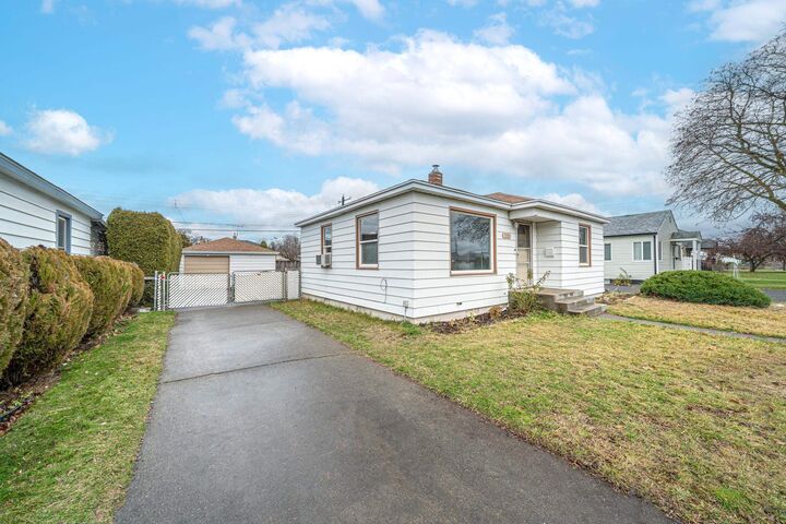 Property Photo: 211 E Longfellow Ave WA 99207