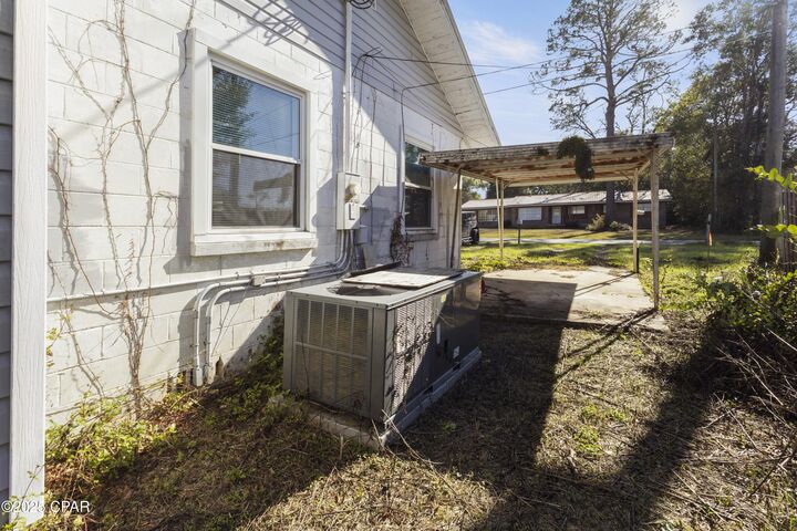 Property Photo: 209 E North Avenue FL 32425