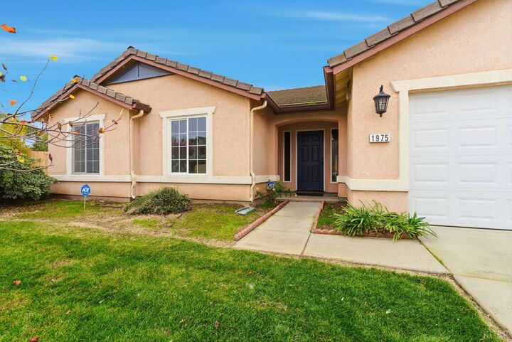 Property Photo: 1975 W Tudor Lane CA 93230