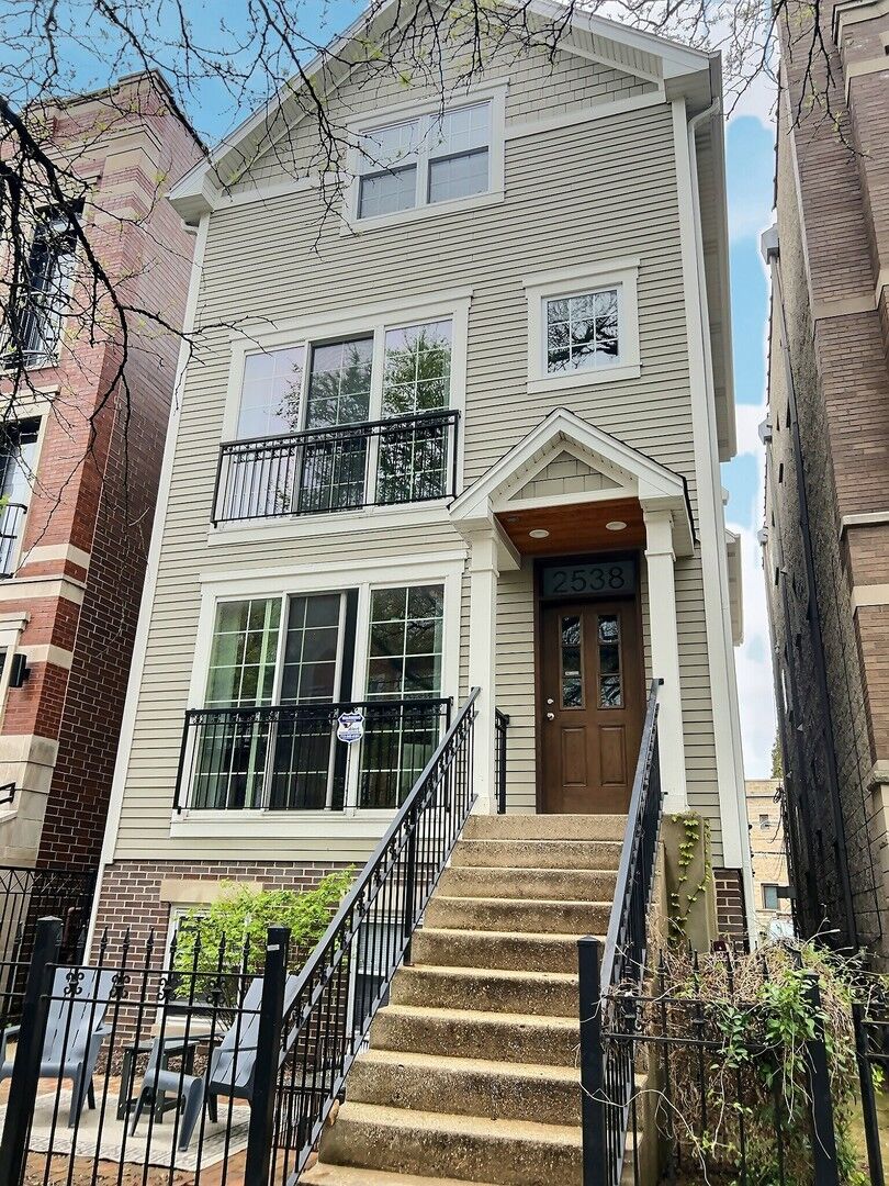 Property Photo: 2538 N Southport Avenue 1R IL 60614