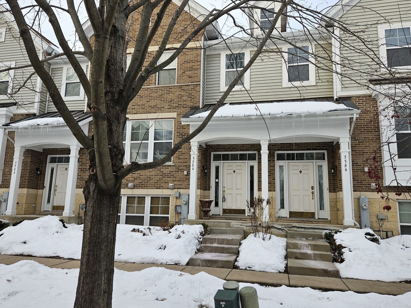 Property Photo: 5586 Cambridge Way IL 60133