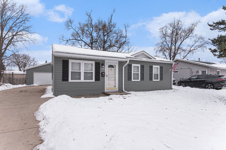 Property Photo:  107 Hickory Avenue  IL 60107 
