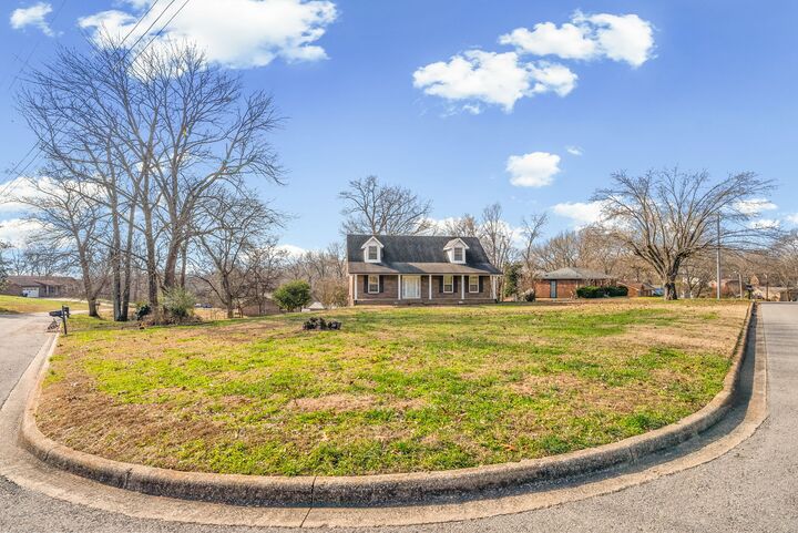 Property Photo:  423 Warren Cir  TN 37040 