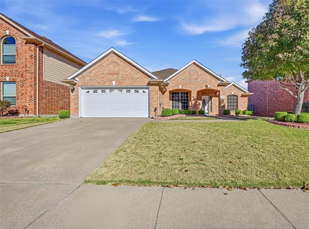 Property Photo:  421 Kingfisher Lane  TX 76002 