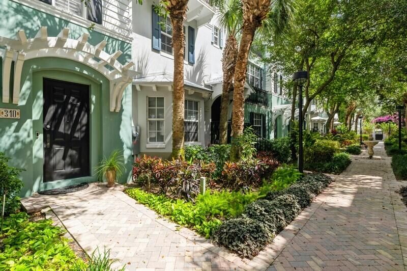 Property Photo:  310 E Mallory Circle  FL 33483 