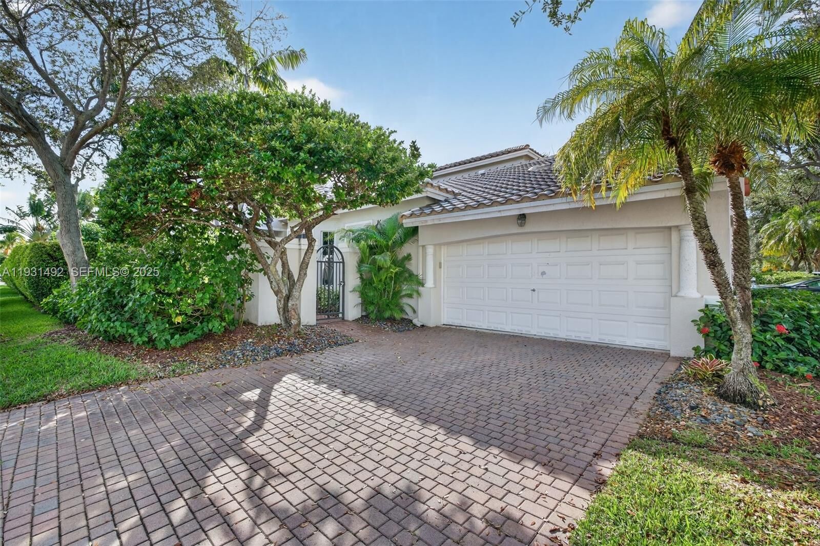 Property Photo: 940 N Harbor Vw N FL 33019