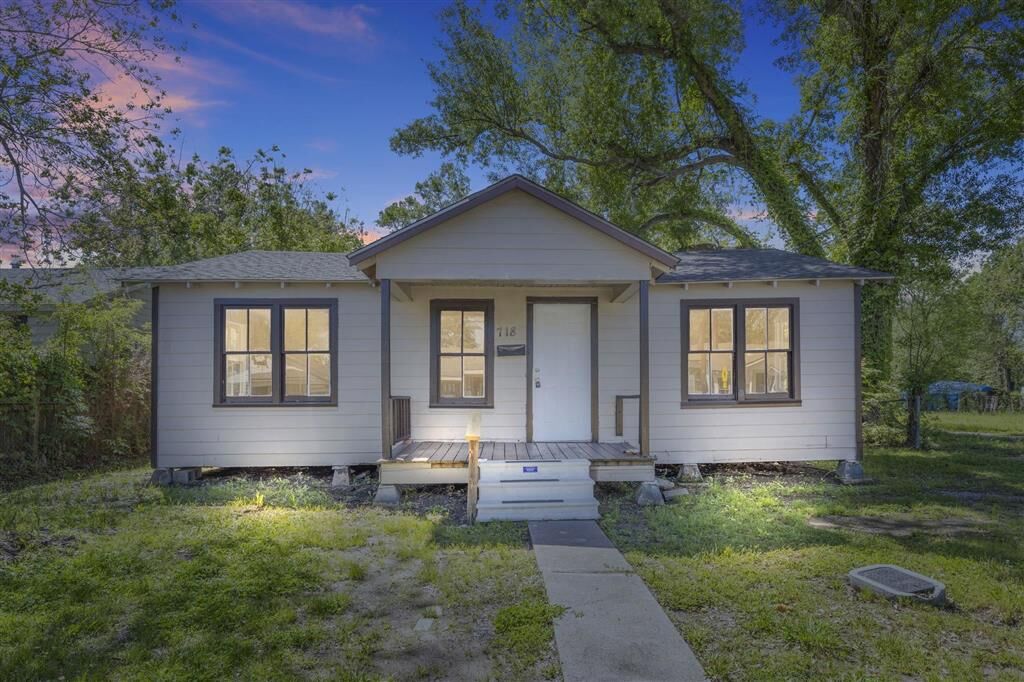 Property Photo:  718 Orange Street  LA 70601 