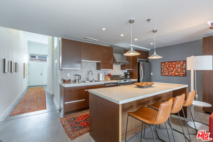 Property Photo:  615 Hampton Dr  CA 90291 