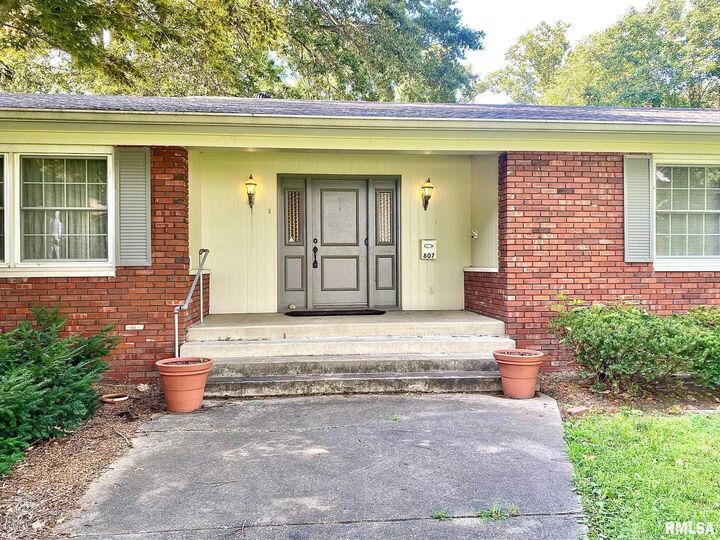 Property Photo:  807 W Market Street  IL 62822 