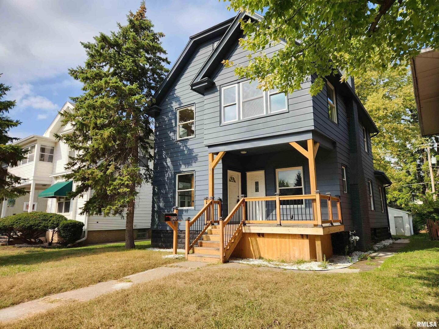 Property Photo:  822 6th Avenue S  IA 52732 