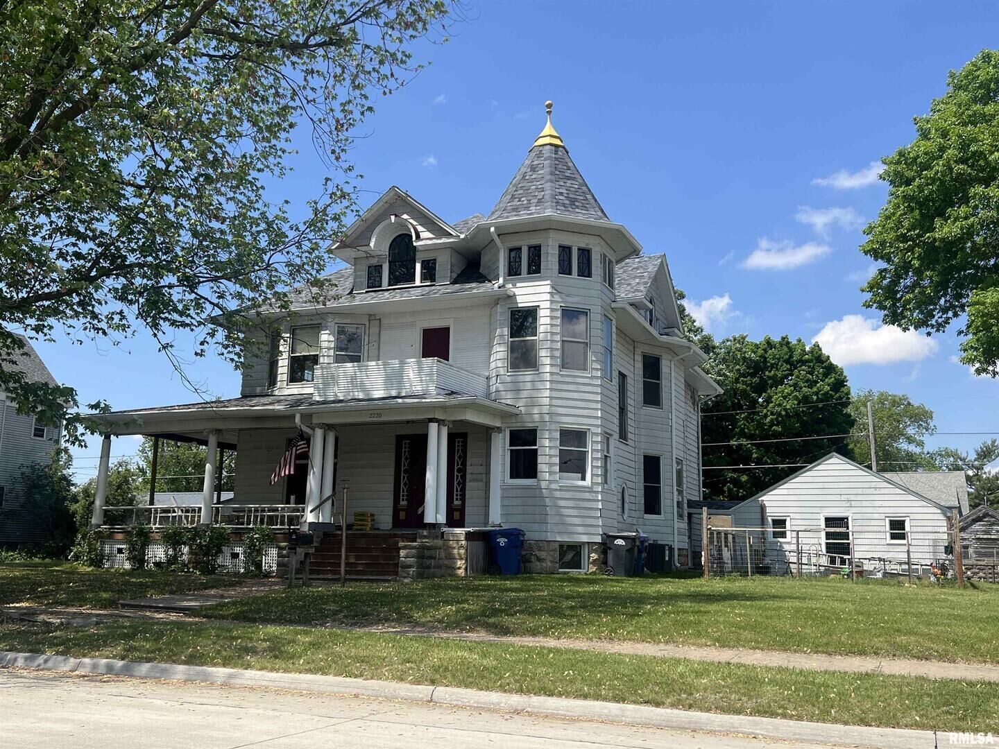 Property Photo:  2220 Roosevelt Street  IA 52732 