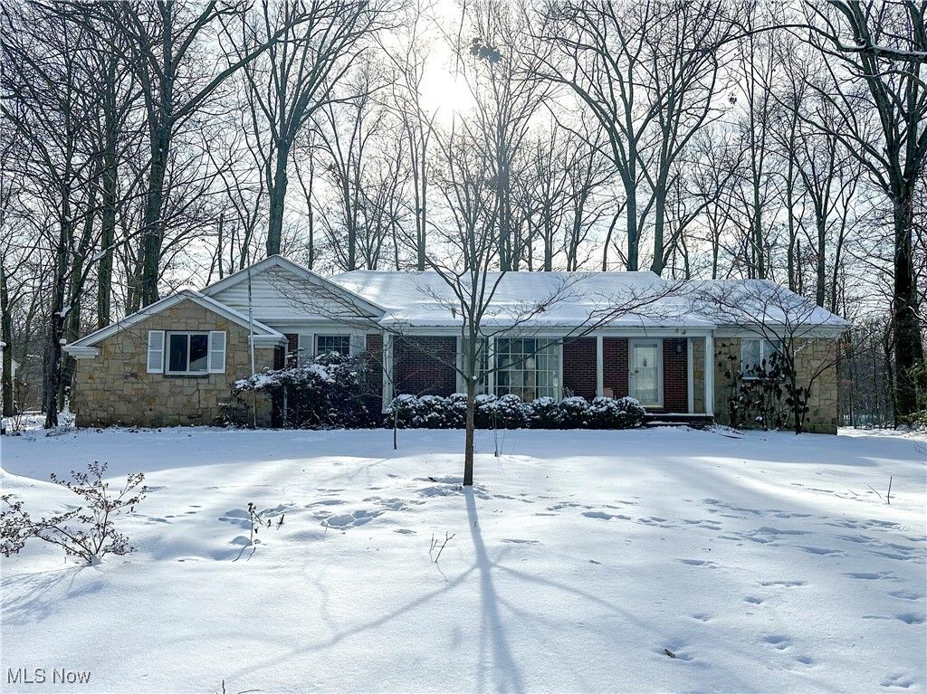 Property Photo: 706 Shadowood Lane SE OH 44484