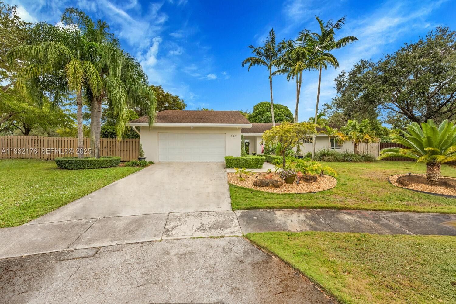 Property Photo: 10901 SW 116th Ave FL 33176
