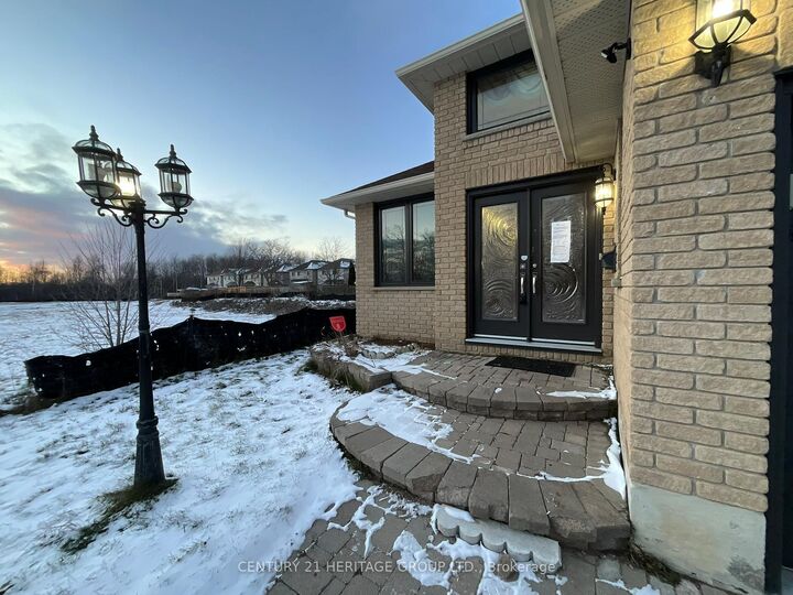 Property Photo:  305 Sandringham Drive  ON L1E 3A7 