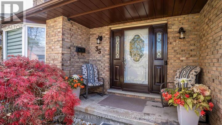 Property Photo:  35 Hummingbird Crescent  ON N6J 4M3 