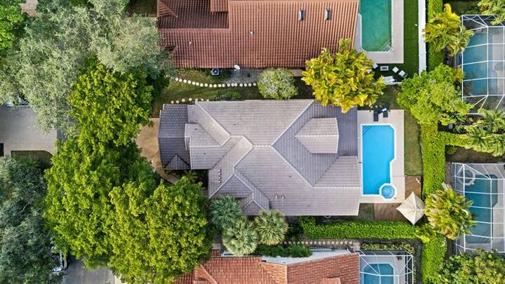 Property Photo:  608 Misty Oaks Ln  FL 33069 