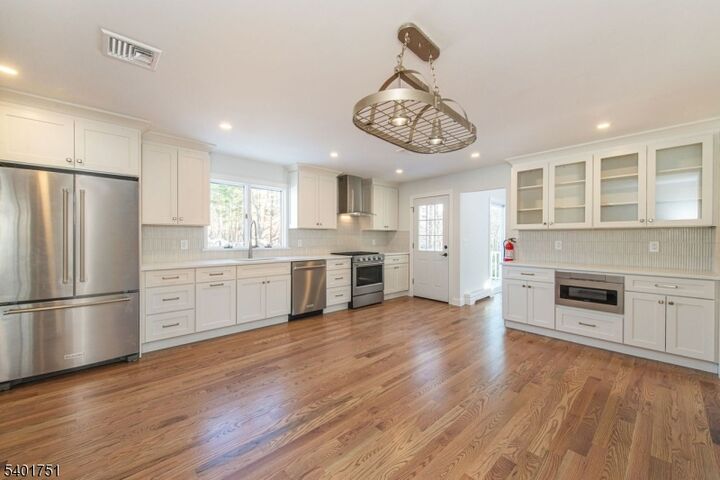 Property Photo:  7 Shaw Ct  NJ 07004 