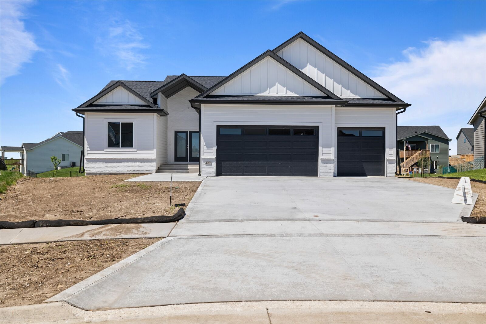 Property Photo:  435 NW Red Oak Court  IA 50263 