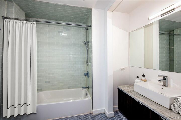 Property Photo:  250 S Central Park Avenue 3I  NY 10530 