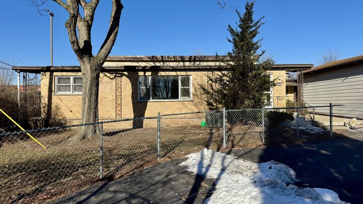 Property Photo:  304 E Hawthorne Drive 304  IL 60073 