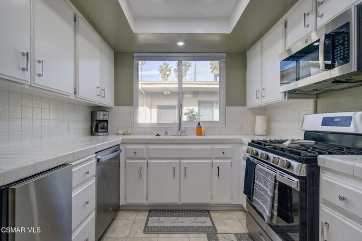 Property Photo: 17522 Sherman Way 204 CA 91406