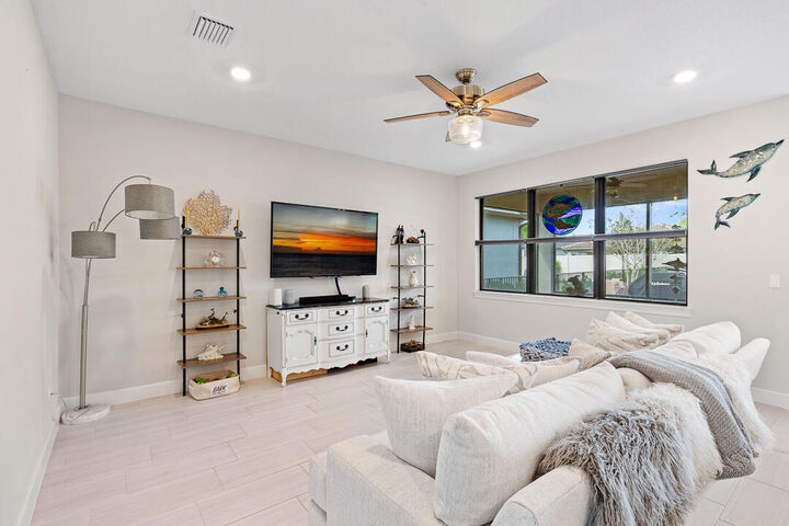 Property Photo: 519 SE Villandry Way FL 34984