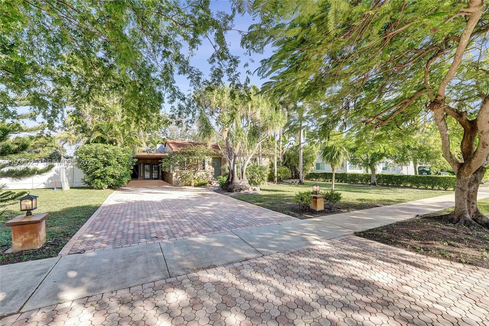 Property Photo:  2611 Roosevelt St  FL 33020 