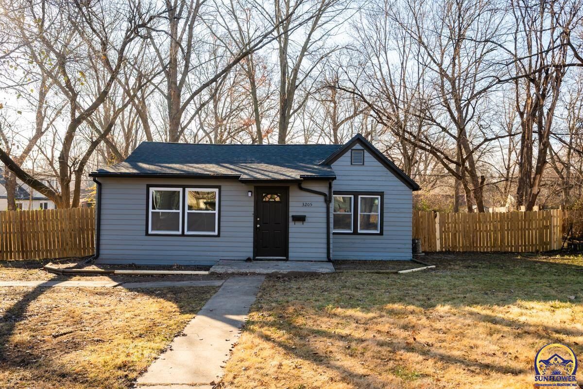 Property Photo:  3205 SW Munson Ave  KS 66604 
