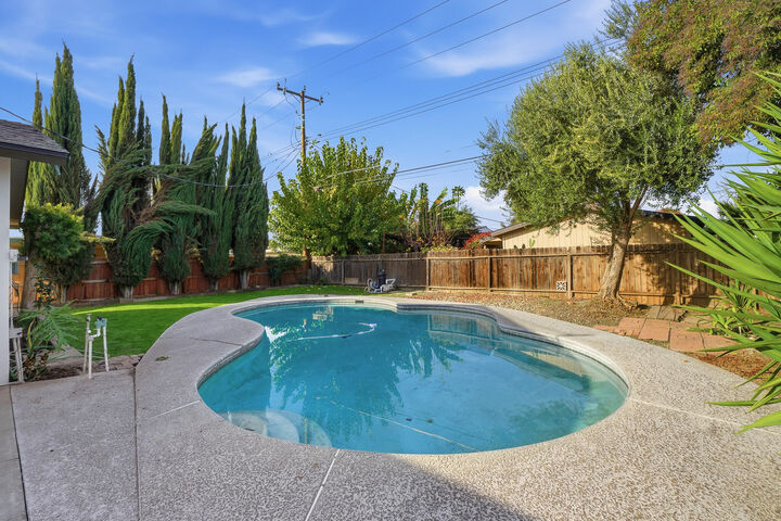 Property Photo:  524 E Cypress Avenue  CA 93292 