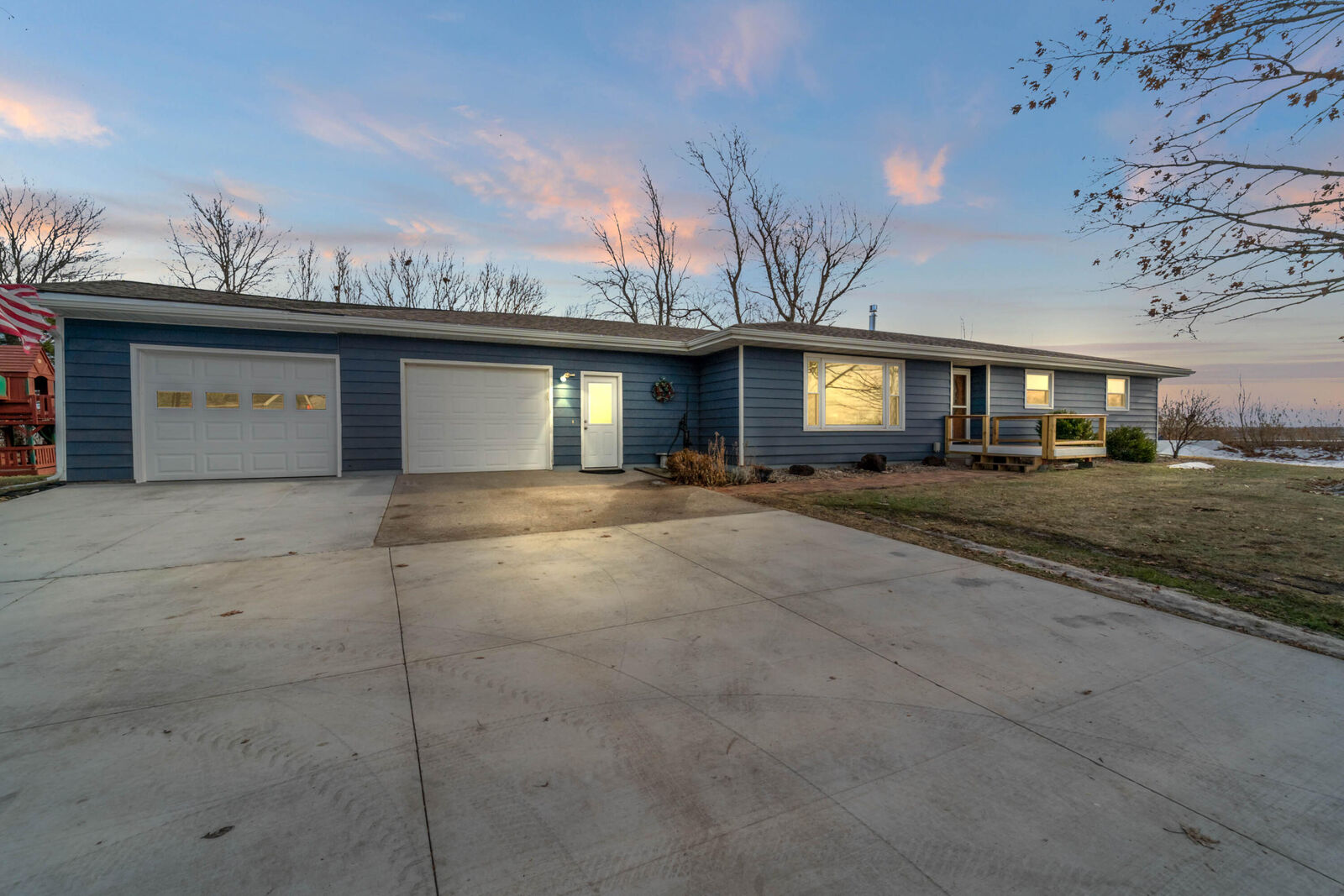 Property Photo:  1338 W Avenue  IA 50014 