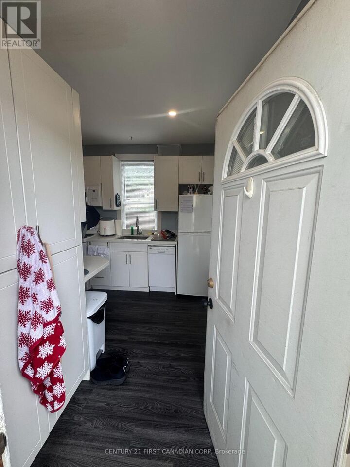 Property Photo:  28 Oxford Street West B  ON N6H 1R3 