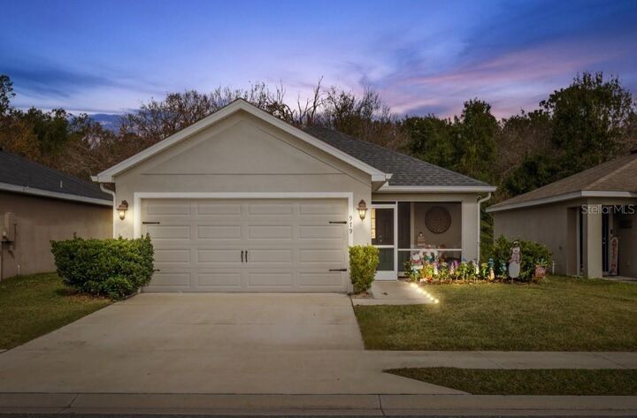 Property Photo: 979 Pearly Ridge Lane FL 33809