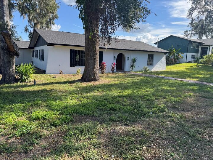 Property Photo:  701 S Oakwood Avenue  FL 33511 