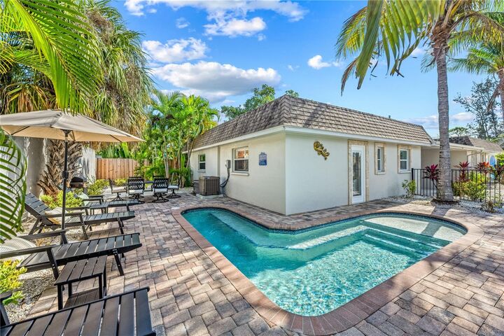 Property Photo:  1123 Crescent Street 1123/1125  FL 34242 