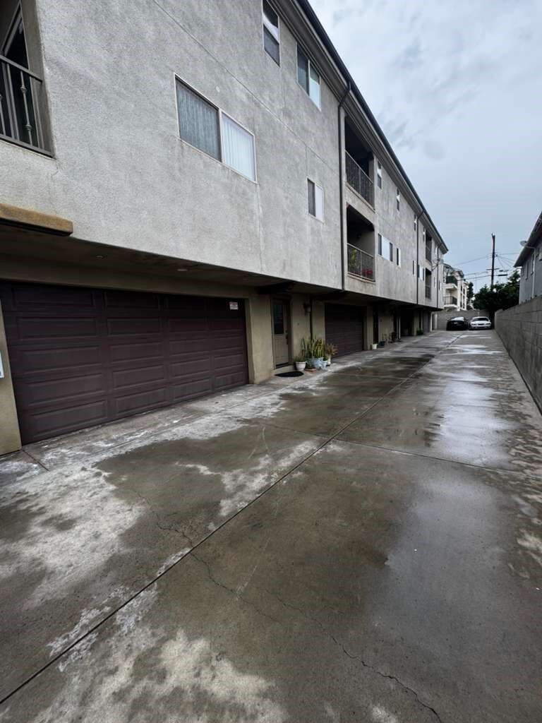 Property Photo:  1611 W 208th 3  CA 90501 
