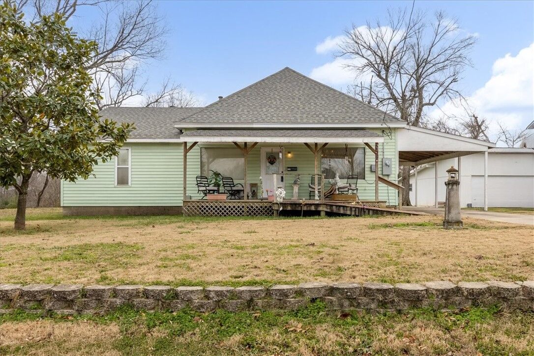 Property Photo:  508 E Spruce Street  AR 72756 
