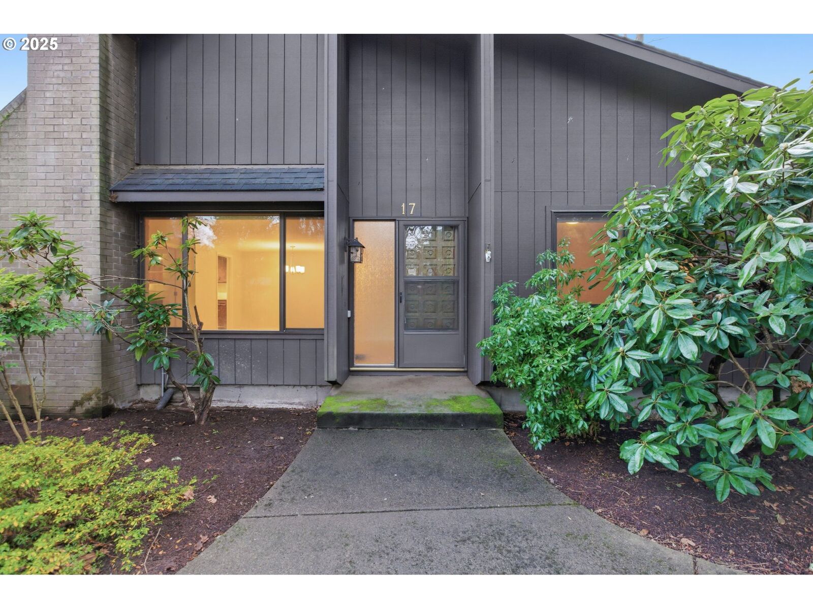 Property Photo: 17 Westbrook Way OR 97405