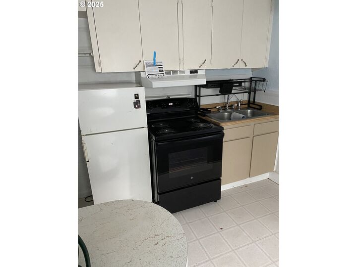 Property Photo:  4320 SE Hawthorne Blvd  OR 97215 