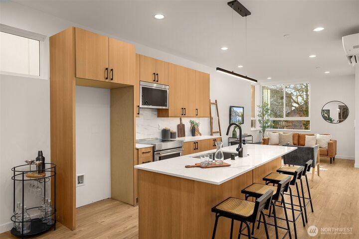 Property Photo:  916 C  15th Avenue  WA 98122 