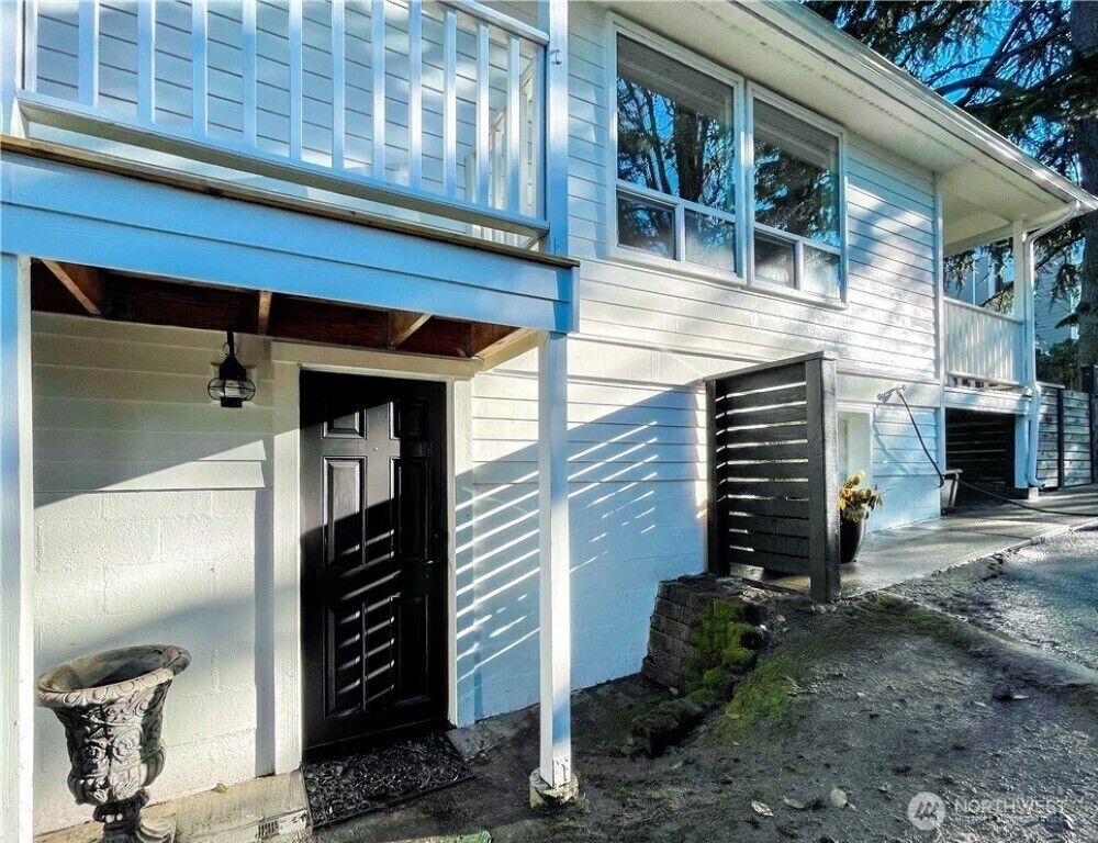 Property Photo:  516  2nd Avenue S B  WA 98033 