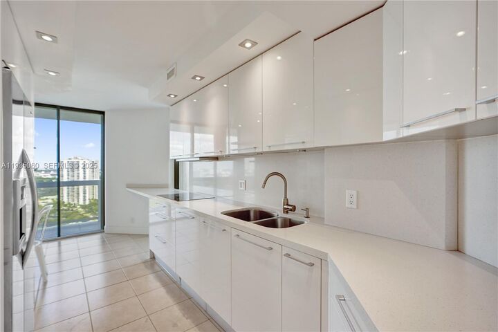 Property Photo:  20185 E Country Club Dr 2209  FL 33180 