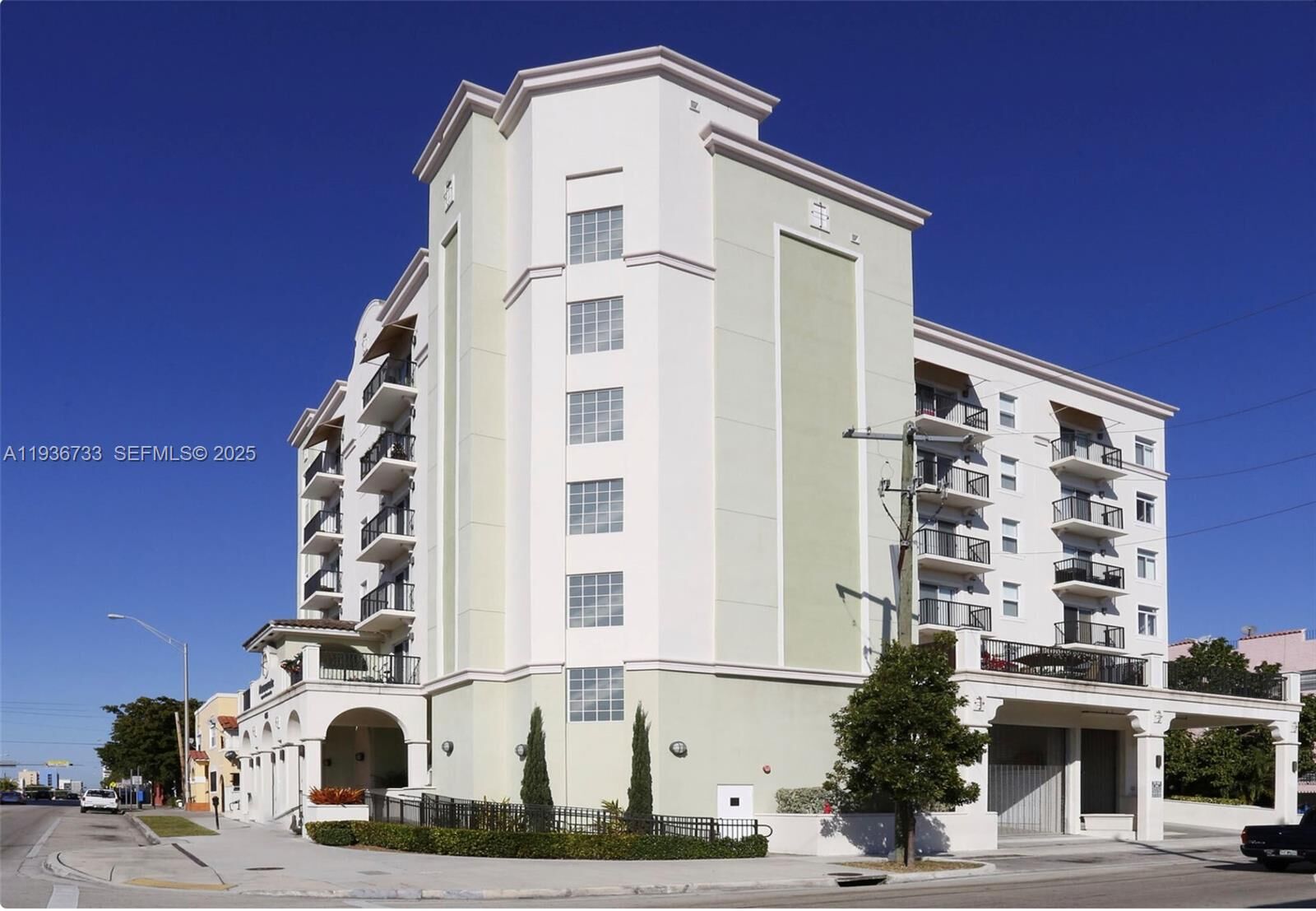 Property Photo:  435 SW 12th Ave 305  FL 33130 