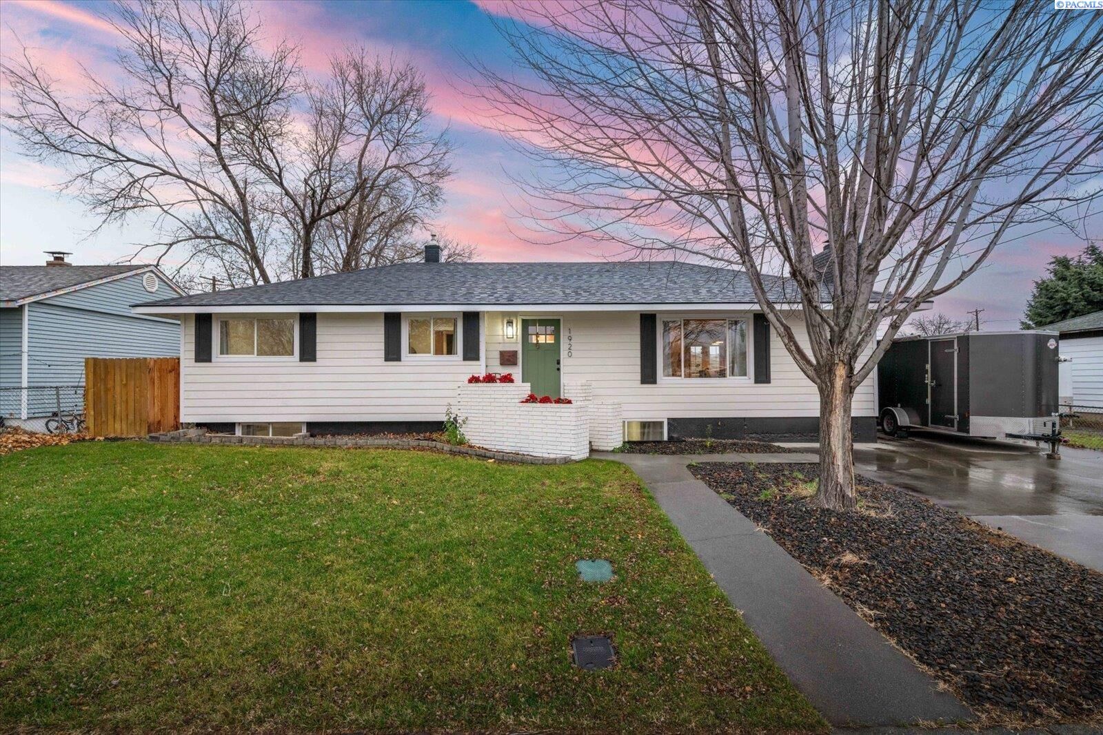 Property Photo: 1920 Everest Ave WA 99354