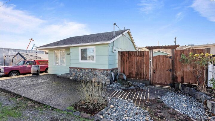 Property Photo:  5931 Deer St  WA 99353-9730 