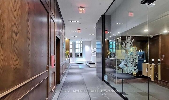 Property Photo:  426 University Avenue 1906  ON M5G 1S9 