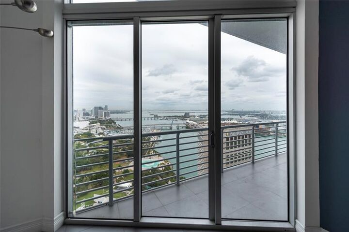 Property Photo: 325 S Biscayne Blvd Lph16 FL 33131